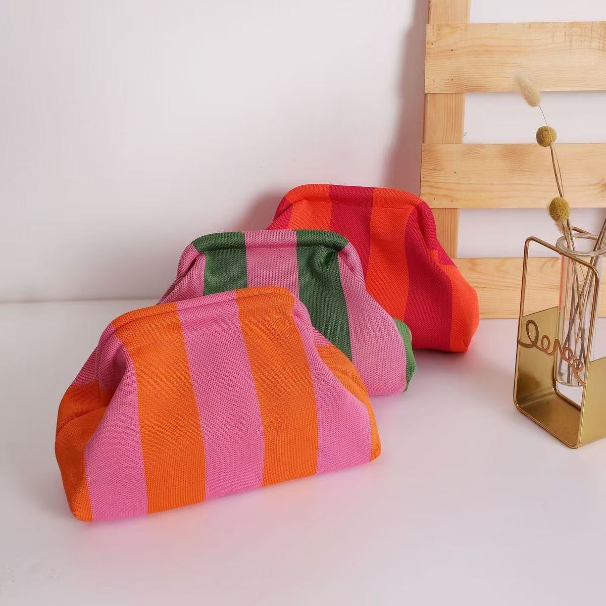 Découvrez la pochette à main Simon.
Un modèle virale sur les réseaux sociaux.
Ce modèle se distingue par son jeu de rayures graphiques et sa fermeture magnétique invisible.

- Matière : Textile et acier
- Dimensions : 29CM X 19CM X 10CM
- Polyvalence : Porté main ou en organisateur de sac.
- Sécurité : Cadre articulé avec fermeture magnétique.
- Détails : Doublure intérieure soignée, finitions bicolores sans coutures apparentes.
- Origine : Fait main en Italie par nos artisans 