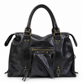 Sac en cuir irisé de couleur noir et de taille L. Peut contenir un ordinateur max 16 pouces.