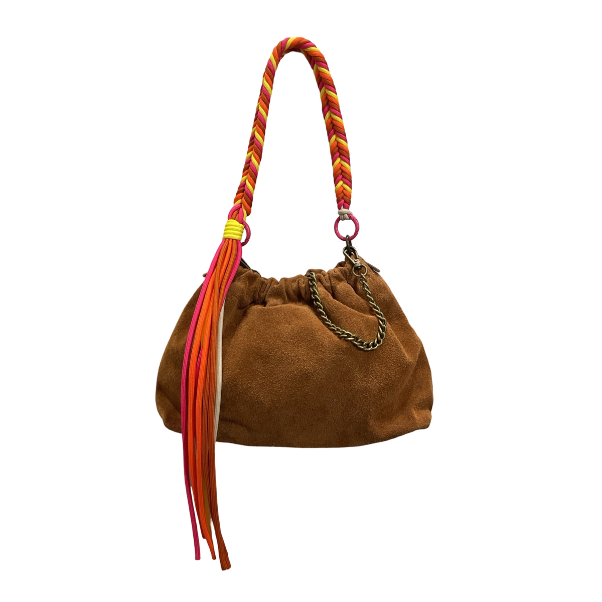 Le sac Plissa (taille M) une création Louisa Lee, est un modèle en cuir suède doté d'un cordon tressé à franges, doublé d'une chaîne en bronze.

Dimensions : 25 cm x 17 cm x 9.5 cm
Matière : Cuir de vachette suède
Doublure : Textile
Provenance : Fabriqué en Italie
Porté : Main (avec le cordon), bandoulière ou épaule (avec la chaîne).
Personnalisation : Changer facilement le cordon et la chaîne.
Fermeture : Pression

Existe également en tailles S et L, ainsi qu'en plusieurs matières et coloris.