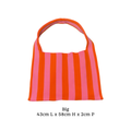Petit sac à rayures, nommé summer en taille L. De couleur orange et rose.

Sac très tendance sur les réseaux sociaux.

Référence produit : LJ057

Dimensions : 43 cm (Longueur) x 58 cm (Hauteur) x 2 cm (Profondeur)

Matière : Textile

Origine : Fabriqué en Italie par nos artisans maroquiniers.

Polyvalence : Porté main ou épaule selon vos envies.

Détails soignés : Doublure intérieure et finitions bicolores sans coutures apparentes.

Système de fermeture : Conçu avec une ouvert