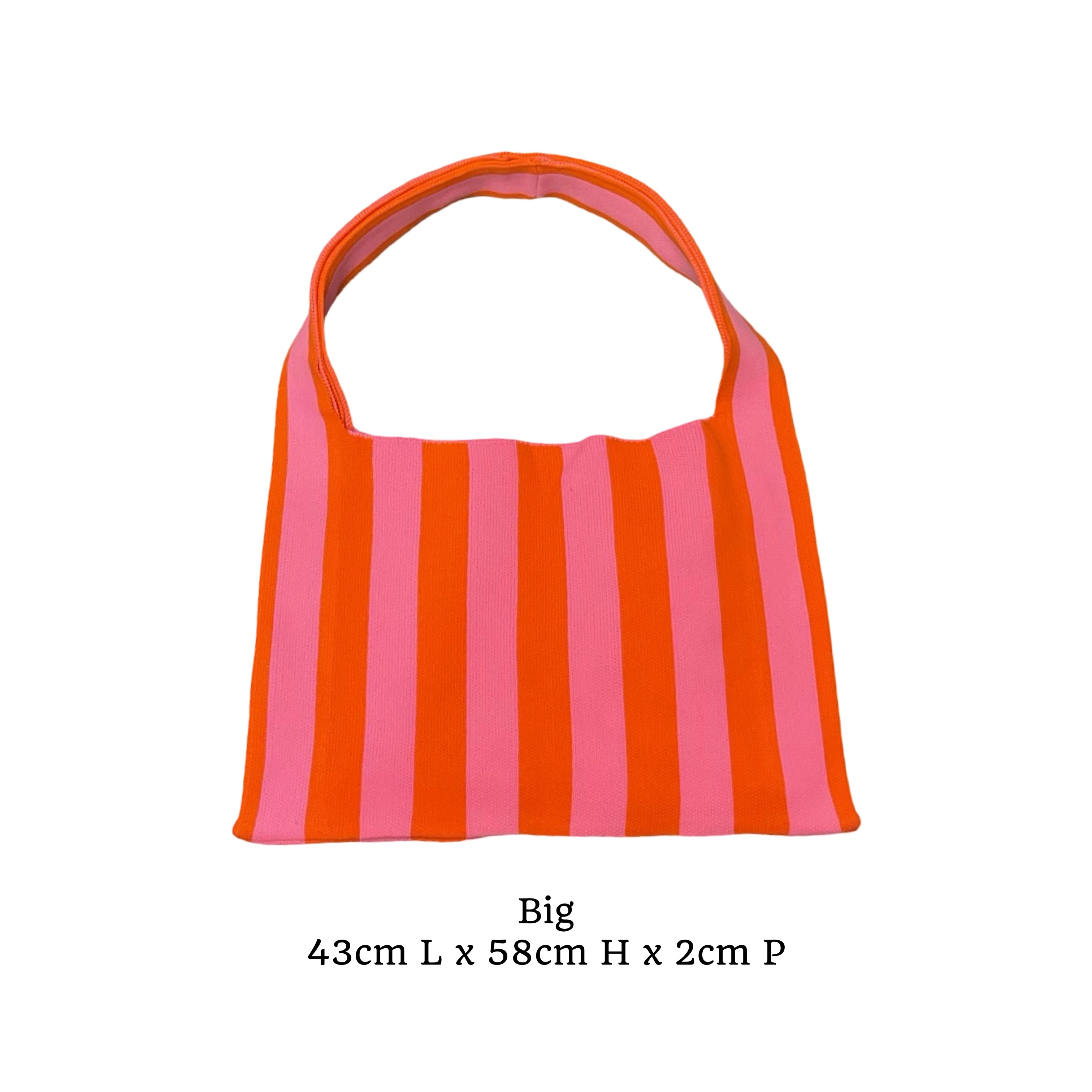 Petit sac à rayures, nommé summer en taille L. De couleur orange et rose.

Sac très tendance sur les réseaux sociaux.

Référence produit : LJ057

Dimensions : 43 cm (Longueur) x 58 cm (Hauteur) x 2 cm (Profondeur)

Matière : Textile

Origine : Fabriqué en Italie par nos artisans maroquiniers.

Polyvalence : Porté main ou épaule selon vos envies.

Détails soignés : Doublure intérieure et finitions bicolores sans coutures apparentes.

Système de fermeture : Conçu avec une ouvert