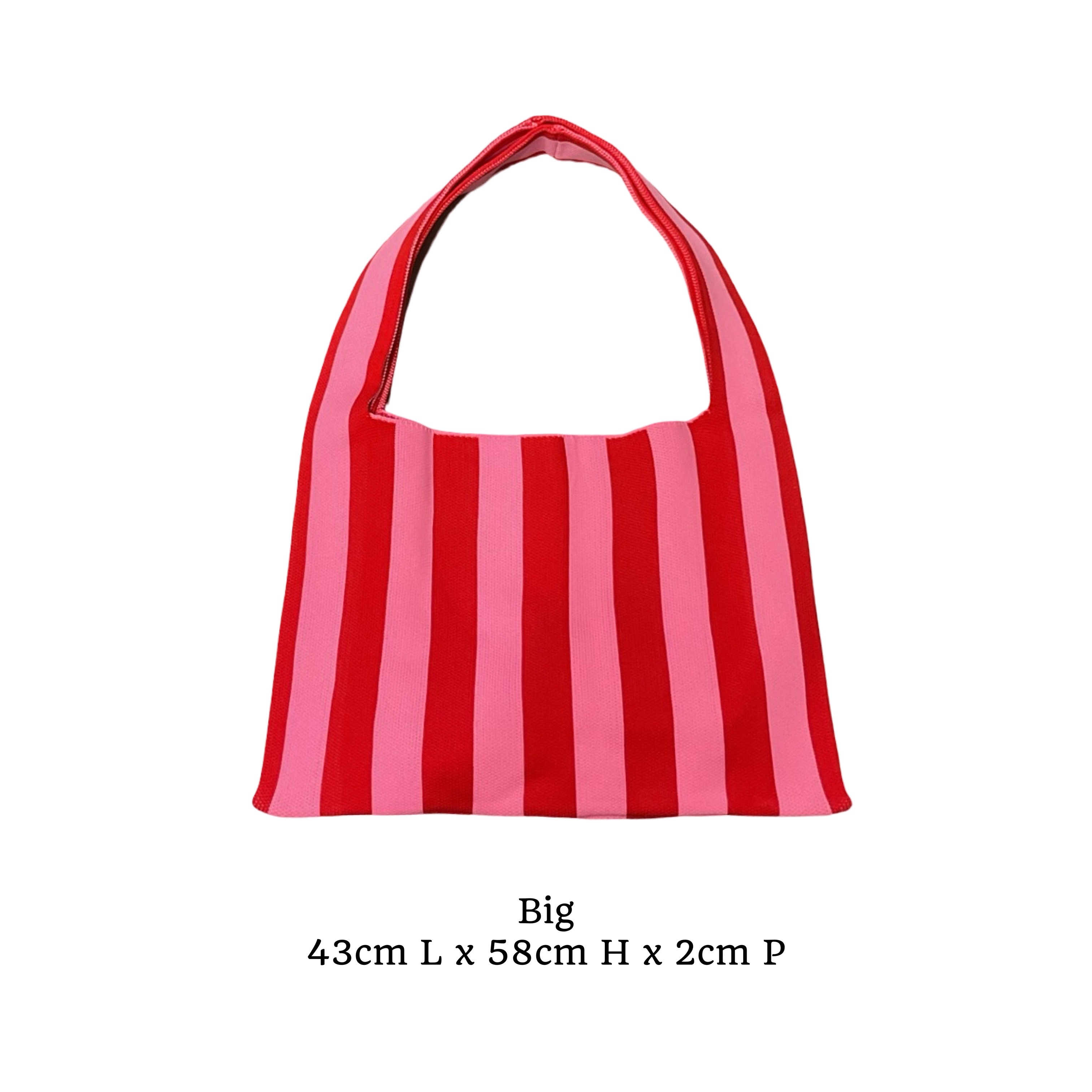 Petit sac à rayures, nommé summer en taille L. De couleur rose et rouge.

Sac très tendance sur les réseaux sociaux.

Référence produit : LJ057

Dimensions : 43 cm (Longueur) x 58 cm (Hauteur) x 2 cm (Profondeur)

Matière : Textile

Origine : Fabriqué en Italie par nos artisans maroquiniers.

Polyvalence : Porté main ou épaule selon vos envies.

Détails soignés : Doublure intérieure et finitions bicolores sans coutures apparentes.

Système de fermeture : Conçu avec une ouvert