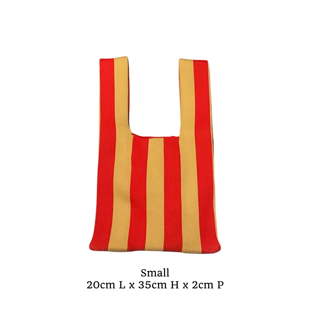 Petit sac à rayures, nommé summer en taille S. De couleur beige et orange.

Sac très tendance sur les réseaux sociaux.

Référence produit : LJ055

Dimensions : 20 cm (Longueur) x 35 cm (Hauteur) x 2 cm (Profondeur)

Matière : Textile

Origine : Fabriqué en Italie par nos artisans maroquiniers.

Polyvalence : Porté main ou épaule selon vos envies.

Détails soignés : Doublure intérieure et finitions bicolores sans coutures apparentes.

Système de fermeture : Conçu avec une ouvert