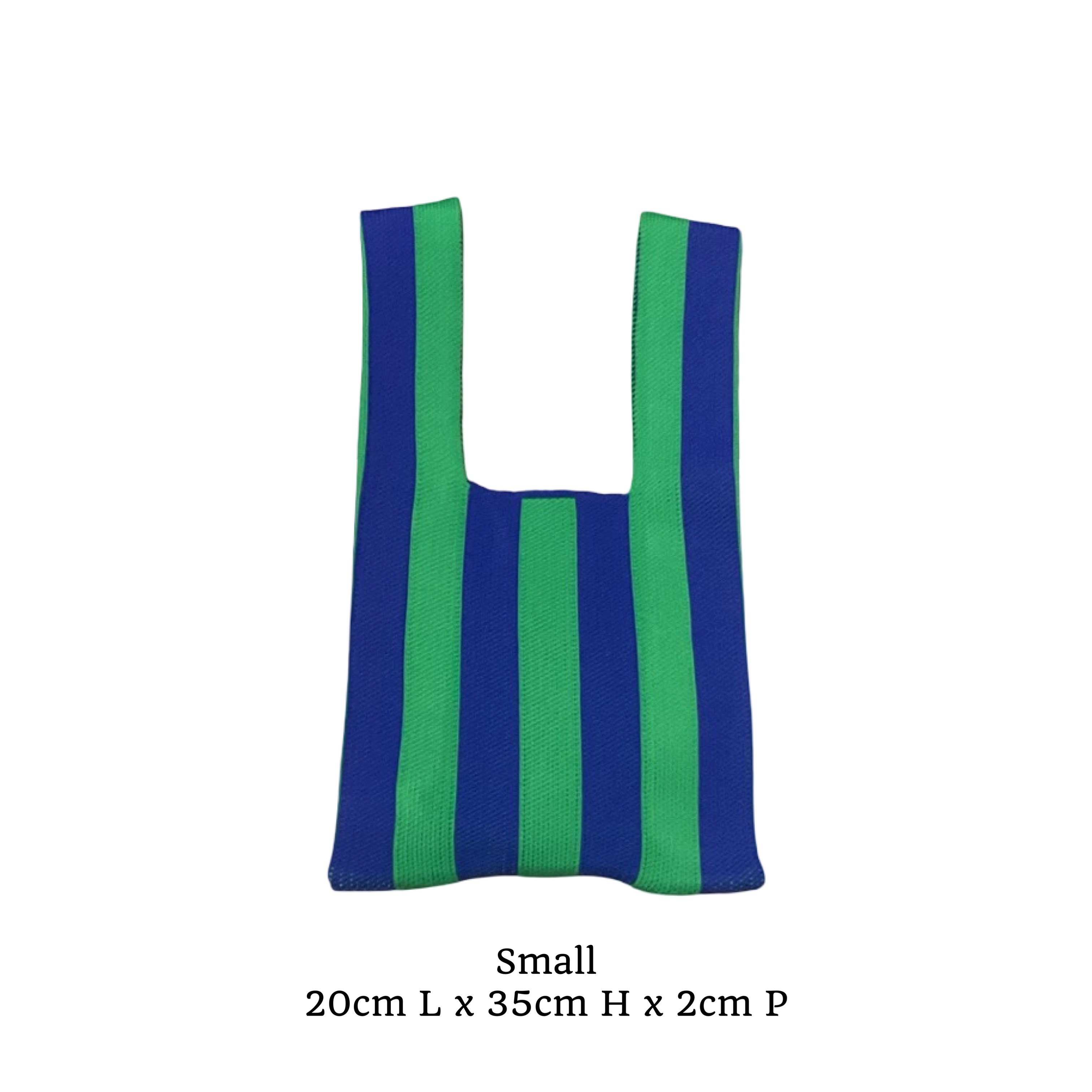 Petit sac à rayures, nommé summer en taille S. De couleur bleu et vert.

Sac très tendance sur les réseaux sociaux.

Référence produit : LJ055

Dimensions : 20 cm (Longueur) x 35 cm (Hauteur) x 2 cm (Profondeur)

Matière : Textile

Origine : Fabriqué en Italie par nos artisans maroquiniers.

Polyvalence : Porté main ou épaule selon vos envies.

Détails soignés : Doublure intérieure et finitions bicolores sans coutures apparentes.

Système de fermeture : Conçu avec une ouvert