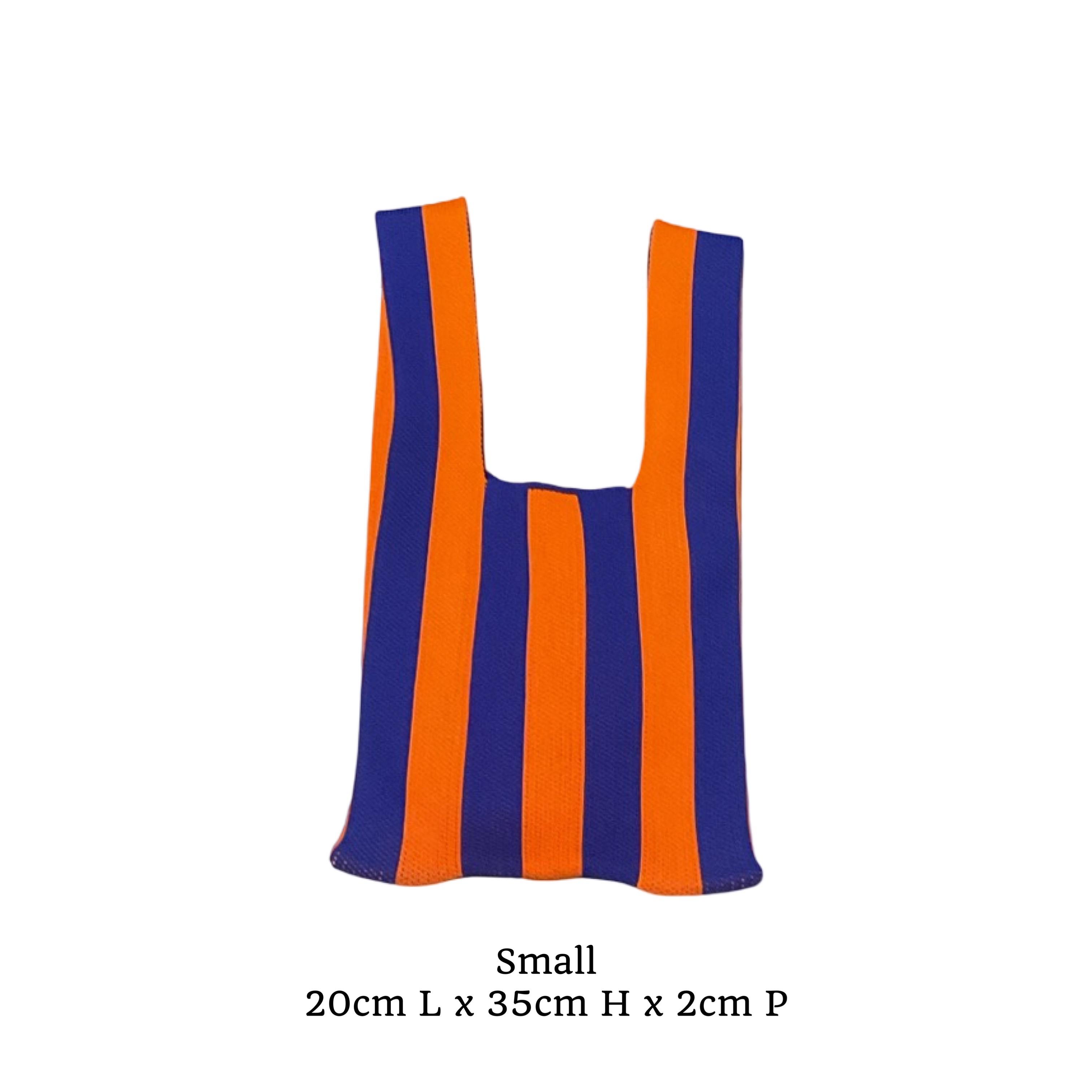 Petit sac à rayures, nommé summer en taille S. De couleur bleu et orange.

Sac très tendance sur les réseaux sociaux.

Référence produit : LJ055

Dimensions : 20 cm (Longueur) x 35 cm (Hauteur) x 2 cm (Profondeur)

Matière : Textile

Origine : Fabriqué en Italie par nos artisans maroquiniers.

Polyvalence : Porté main ou épaule selon vos envies.

Détails soignés : Doublure intérieure et finitions bicolores sans coutures apparentes.

Système de fermeture : Conçu avec une ouvert